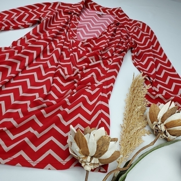 🔴 Motherhood Red Tan Chevron Faux Wrap Top Med - Picture 6 of 13